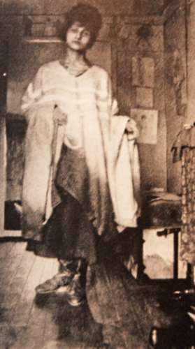 Jeanne-hebuterne-at-Amedeo-modigliani-atelier-in-montparnasse-paris-1919.jpg